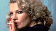 Gena Rowlands poseeraa savuke huulilla elokuvaroolissa Gloria.