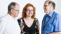 Kuvassa Nuntii Latinin, Yle Radio 1:n latinankielisen viikkokatsauksen tekijät Tuomo Pekkanen, Virpi Seppälä-Pekkanen ja Reijo Pitkäranta.