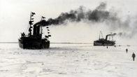 Höyrylaiva Arcturus ja jäänmurtaja Sampo Vaasan edustalla 25.2.1918. 