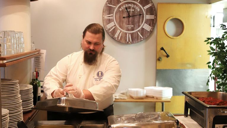 Ravintola Julinian keittiömestari ja ravintoloitsija Iiro Toivanen itsenäisyyspäivän juhlaruoat -juttuun.