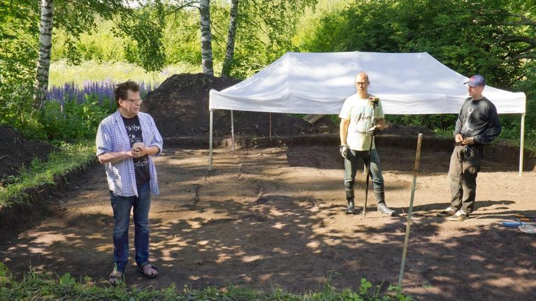 Jan Fast seisoo Vantaan Jokiniemen kaivausalueella arkeologian opiskelijoiden kanssa