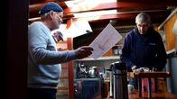 Tom Westerlund och Torbjörn Hägg står nere i Eugenias kabyss.