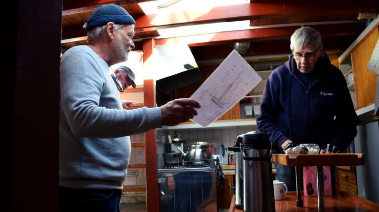 Tom Westerlund och Torbjörn Hägg står nere i Eugenias kabyss.