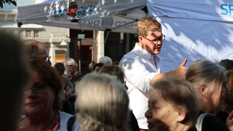 SDP.n puheenjohtaja Antti Lindtman Vaasan kävelykadulla.