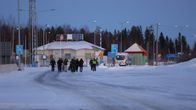 Ryhmä turvapaikanhakijoita Vartiuksen raja-asemalla.