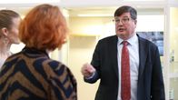 Työministeri Arto satonen keskustelee Äänekosken kaupungin edustajien kanssa.
