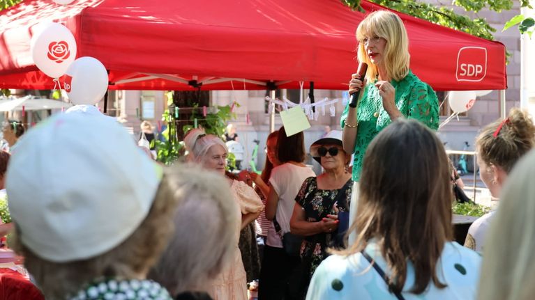 Sdp.n varapuheenjohtaja Tytti Tuppurainen Vaasan kävelykadulla.