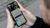 Henkilö selaamassa puhelimella Kyberturvallisuuskeskuksen verkkosivuja.
