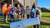 Monet tähtitieteen ystävät kerääntyivät ihastelemaan osittaista auringonpimennystä Vaasaan, jossa paikallinen tähtitieteellinen yhdistys Andromeda järjesti erikseen sitä varten katselutilaisuuden Söderfjärdenille