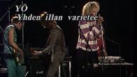 Kuvassa teksti "YÖ: Yhden illan varieteé" ja kolme yhtyeen jäsentä lavalla.