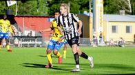 Simon Lindholm springer på fotbollsplanen.