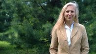 Helena Kahiluoto havupuun edessä.