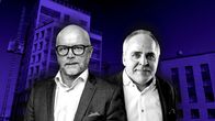 Taustalla rakennustyömaa ja nostureita, edessä kaksi keski-ikäistä pukumiestä: Aki Kangasharju ja Mika Maliranta.