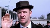 Gene Hackman hattu päässä, käsi nostettuna vilkutukseen elokuvassa Kovaotteiset miehet.