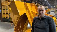 Tuomo Meriläinen seisoo Suokoneen konepajalla Kaliningradiin tilatun laitteen edessä.