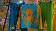 Tröjan som Lee sytt har dekorerats med en rolig bläckfisk på ryggen