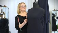 Ompelija-suunnittelija Sari Hörkkö. 