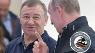 Vladimir Putin keskustelemassa Arkadi Rotenbergin kanssa avajaisissa, joissa vihittiin käyttöön Krimin ja Venäjän välinen silta.