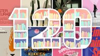Luvun 120 muotoon rakennettu kirjahylly.