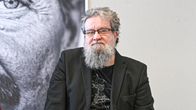 Trubaduuri Vihtori Maijanen ja valokuvaaja Olli Jaatinen yhteiskuvassa.