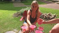 Hanna kilistää ystävien kanssa pinkeillä drinkeillä.