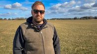 AgriSimolan tilanhoitaja John Jordas seisoo pellolla Artjärvellä.