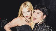 Laulaja Erika Vikman ja euroviisuvoittaja Johannes Pietsch poseeraavat Nokia Arenan kulisseissa.