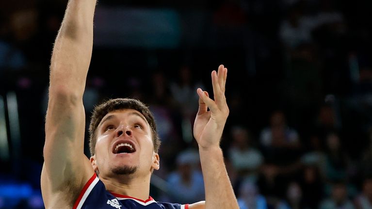 Bogdan Bogdanovic Serbian paidassa Parisiin olympialaisissa 2024.