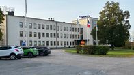 Valkoinen kolmikerroksinen teräsyhtiö Ovakon konttorirakennus Imatralla.