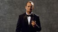 Bill Murray viskimainoksessa Tokiossa. Kuva Sofia Coppolan elokuvasta Lost in Translation (2003).