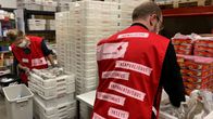 SPR:n vapaaehtoiset pakkaavat ruoka-apua Tampereen Ruokapankissa