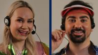 Yle Kioskin Essi Lamppu ja Gogi Mavromichalis kuulokkeet päässä chat-juontajina.