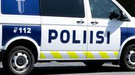 Valkoinen poliisiauto, jossa on sininen teksti "POLIISI" sekä hätänumero 112 auton kyljessä.