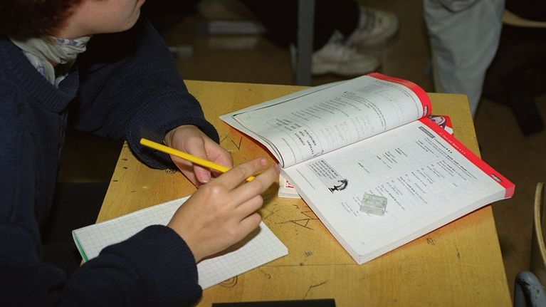 Skolelev vid sin pulpet.