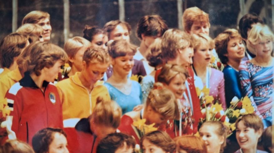 Gruppbild på deltagarna i nordiska mästerskapen i konståkning 1982.