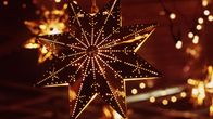 Julstjärna i kvällsbelysning