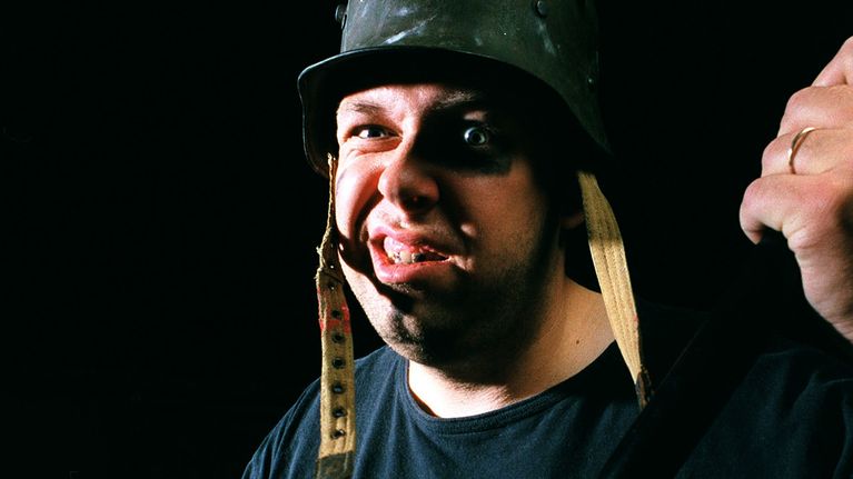 Marcus Rosenlund i krigshjälm.