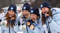 Suomen naiset juhlivat viestimitalia.