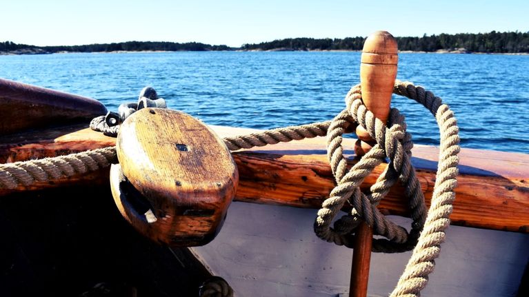 Eugenias rep och block mot vatten.