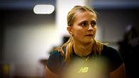 Yleisurheilija Nora Lindahl istuu kuntosalilla ja katsoo, kun toiset nostavat painoja.