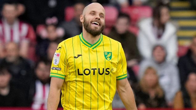 Teemu Pukki hymyilee. Päällä Norwichin peliasu.