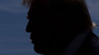 Trump vastavalokuvassa, näkyy siluetti. 