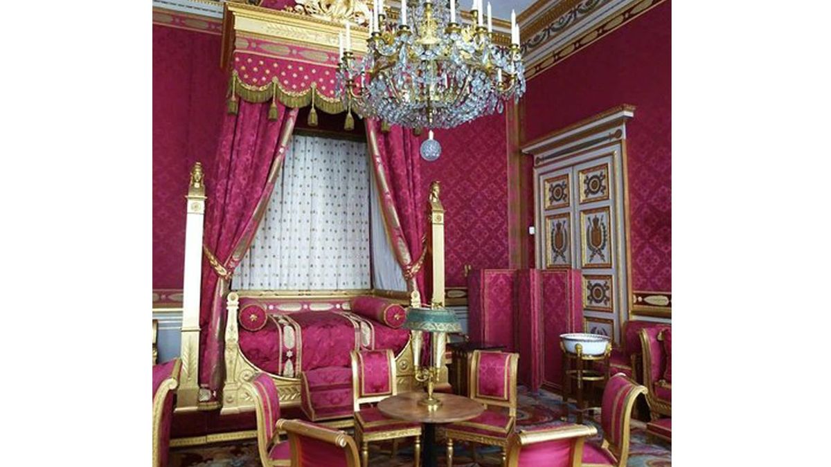 Napoleon III:n puolison, keisarinna Eugénien naisellinen buduaari Compiègnen keisarillisessa palatsissa, Ranskassa