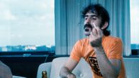 Muusikko Frank Zappa tupakoi haastattelutilanteessa Helsingissä 1973