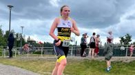 Paratriathlonisti Liina Nuoranne juoksemassa triathlonkilpailussa.