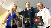 Raakasuklaan valmistuspakettien testaajat ja paketit lasipöydän läpi