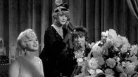 Sugar (Marilyn Monroe), basisti Jerry/Daphne (Jack Lemmon) ja saksofonisti Joe/Josephine (Tony Curtis) elokuvassa Piukat paikat