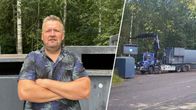 Henkilö seisoo kädet puuskassa ja katsoo kameraan. Jäteauto nostaa isoa jäteastiaa ilmaan.