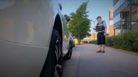 Tampereen kaupungin pysäköinnintarkastaja Perttu Manka valvontakierroksellaan Tampellassa.