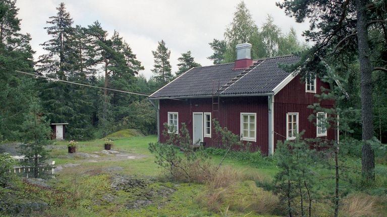 Punainen mökki Kultarannan lähellä Naantalissa. 